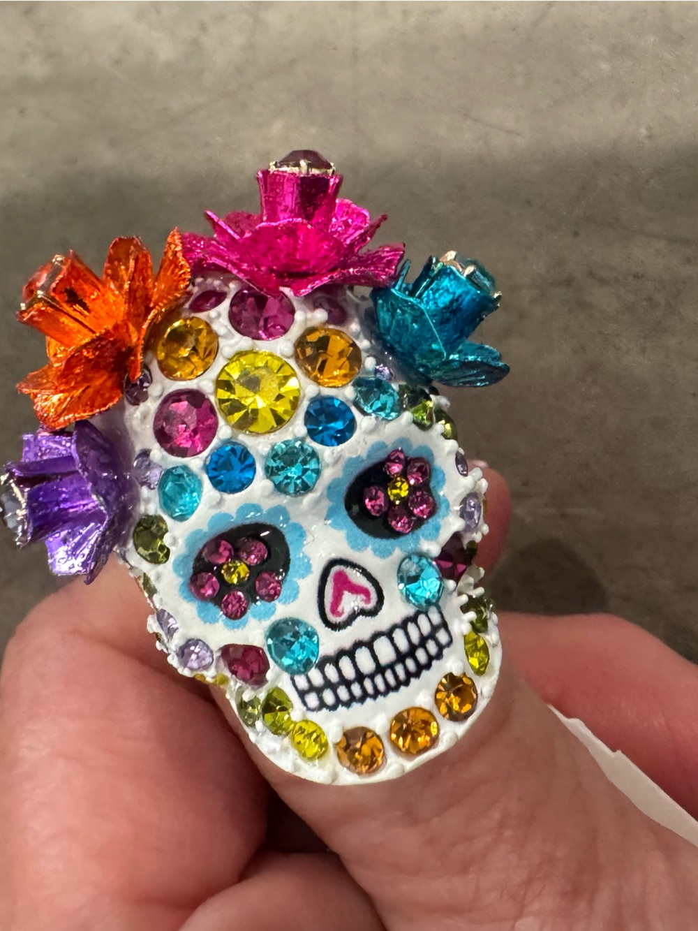 FUN Multicolor Skull Decorative Ring w/stretchy band so OSFM! Spooky season ๐